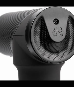Nahaufnahme der Ortho Mechanik OrthoGun 3.0 Massagepistole von OrthoMechanik mit strukturiertem Griff und kreisförmigem Kopfdesign - ideal für Muskelentspannung und Erholung.