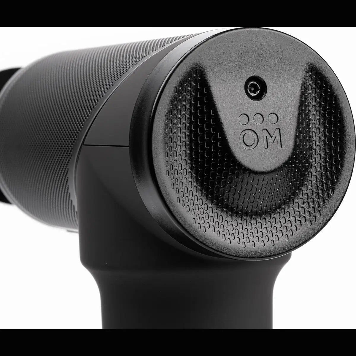 Nahaufnahme der Ortho Mechanik OrthoGun 3.0 Massagepistole von OrthoMechanik mit strukturiertem Griff und kreisförmigem Kopfdesign - ideal für Muskelentspannung und Erholung.