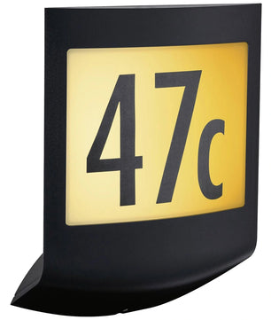 Die Paulmann Padea LED 3-Step-Dim Außenwandleuchte von Paulmann hat ein anthrazitfarbenes Gehäuse und beleuchtet "47c" in fetter schwarzer Schrift auf sanft leuchtendem gelben Hintergrund.