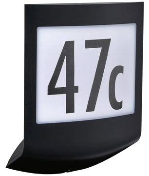 Die Paulmann Padea LED 3-Step-Dim Außenwandleuchte von Paulmann in Anthrazit hat einen rechteckigen Rahmen und ein beleuchtetes Schild mit der Aufschrift "47c" in kräftigem Schwarz auf Weiß.