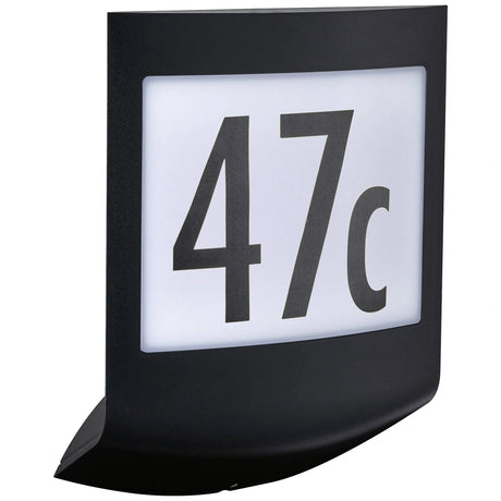 Die Paulmann Padea LED 3-Step-Dim Außenwandleuchte von Paulmann in Anthrazit hat einen rechteckigen Rahmen und ein beleuchtetes Schild mit der Aufschrift "47c" in kräftigem Schwarz auf Weiß.