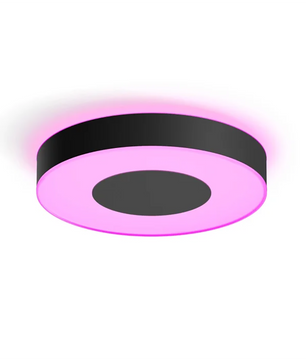 Die Philips Hue Infuse Deckenleuchte L - Schwarz von Philips verfügt über ein modernes, rundes Design mit einem schwarzen Rand und einer leuchtenden, rosafarbenen Mitte - ideal für die intelligente Lichtsteuerung in jedem modernen Raum.