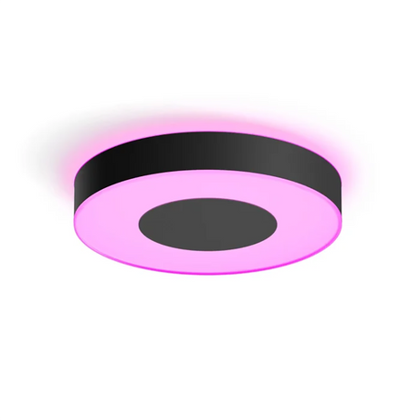 Die Philips Hue Infuse Deckenleuchte L - Schwarz von Philips verfügt über ein modernes, rundes Design mit einem schwarzen Rand und einer leuchtenden, rosafarbenen Mitte - ideal für die intelligente Lichtsteuerung in jedem modernen Raum.