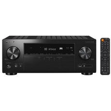 Der schwarze Pioneer VSX-935M2 7.2-Kanal-AV-Receiver verfügt über ein digitales Display, große Drehregler und Tasten sowie eine Fernbedienung. Er unterstützt Dolby Atmos und 8K für ein immersives audiovisuelles Erlebnis.