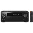 Der schwarze Pioneer VSX-935M2 7.2-Kanal-AV-Receiver verfügt über ein digitales Display, große Drehregler und Tasten sowie eine Fernbedienung. Er unterstützt Dolby Atmos und 8K für ein immersives audiovisuelles Erlebnis.