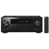 Der schwarze Pioneer VSX-935M2 7.2-Kanal-AV-Receiver verfügt über ein digitales Display, große Drehregler und Tasten sowie eine Fernbedienung. Er unterstützt Dolby Atmos und 8K für ein immersives audiovisuelles Erlebnis.