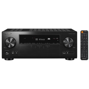 Der schwarze Pioneer VSX-935M2 7.2-Kanal-AV-Receiver verfügt über ein digitales Display, große Drehregler und Tasten sowie eine Fernbedienung. Er unterstützt Dolby Atmos und 8K für ein immersives audiovisuelles Erlebnis.