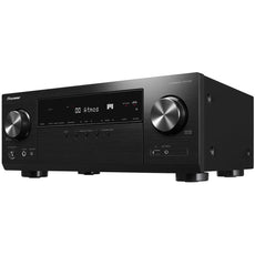 Der Pioneer VSX-935M2 7.2-Kanal-AV-Receiver von Pioneer verfügt über ein Frontdisplay, Drehregler und Tasten in einem schlanken, abgewinkelten Design. Er unterstützt Dolby Atmos und 8K für ein immersives Heimkinoerlebnis.