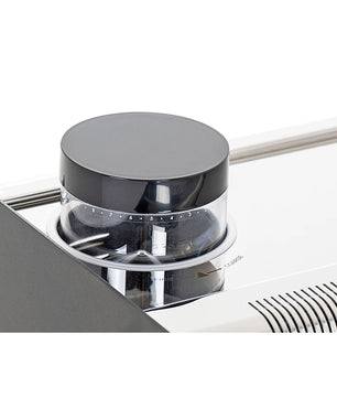 Nahaufnahme des schwarzen und transparenten Bedienknopfes der eleganten, modernen Quickmill 2835 Superiore Profi Espressomaschine aus Edelstahl von Quickmill.