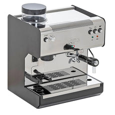 Die Quickmill 2835 Superiore Profi ist eine silber-schwarze Espressomaschine mit Tassenablagen, Siebträger, Bedienknöpfen an der Vorderseite und Quick Mill Thermoblock-Technologie für präzise Temperaturkontrolle.