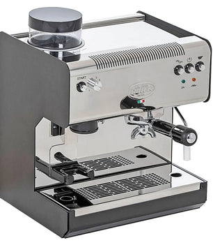 Die Quickmill 2835 Superiore Profi ist eine silber-schwarze Espressomaschine mit Tassenablagen, Siebträger, Bedienknöpfen an der Vorderseite und Quick Mill Thermoblock-Technologie für präzise Temperaturkontrolle.