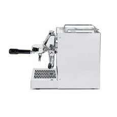 Seitenansicht der Quickmill Carola 0960 PID - Chrom Siebträgermaschine von Quickmill, bestehend aus einem Edelstahlgehäuse mit schwarzem Griff, E61 Brühgruppe und Tropfschale, vor weißem Hintergrund.