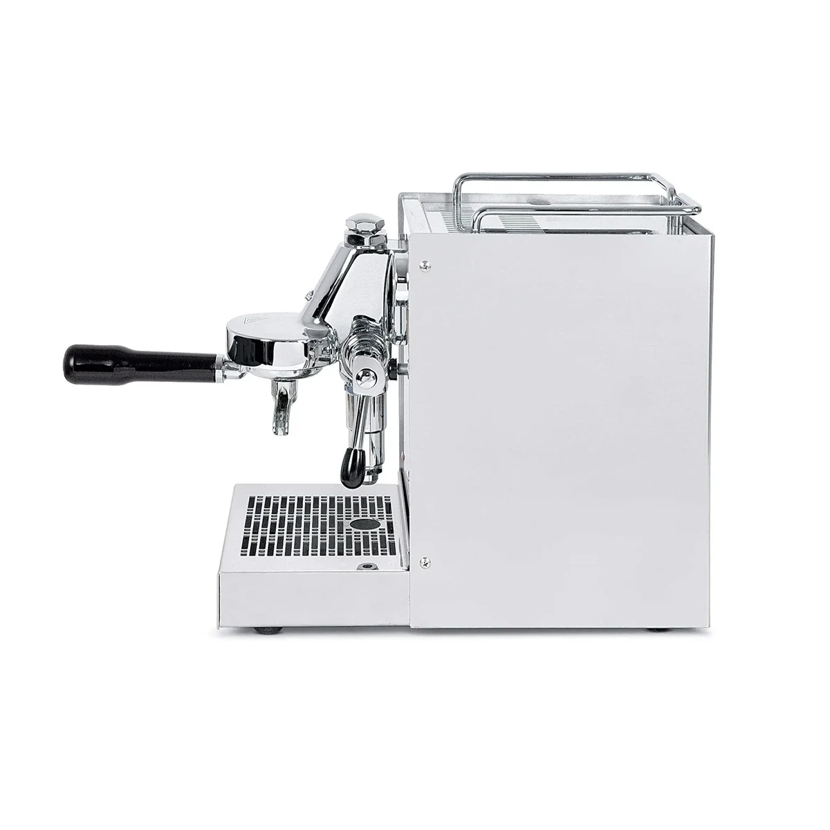 Seitenansicht der Quickmill Carola 0960 PID - Chrom Siebträgermaschine von Quickmill, bestehend aus einem Edelstahlgehäuse mit schwarzem Griff, E61 Brühgruppe und Tropfschale, vor weißem Hintergrund.