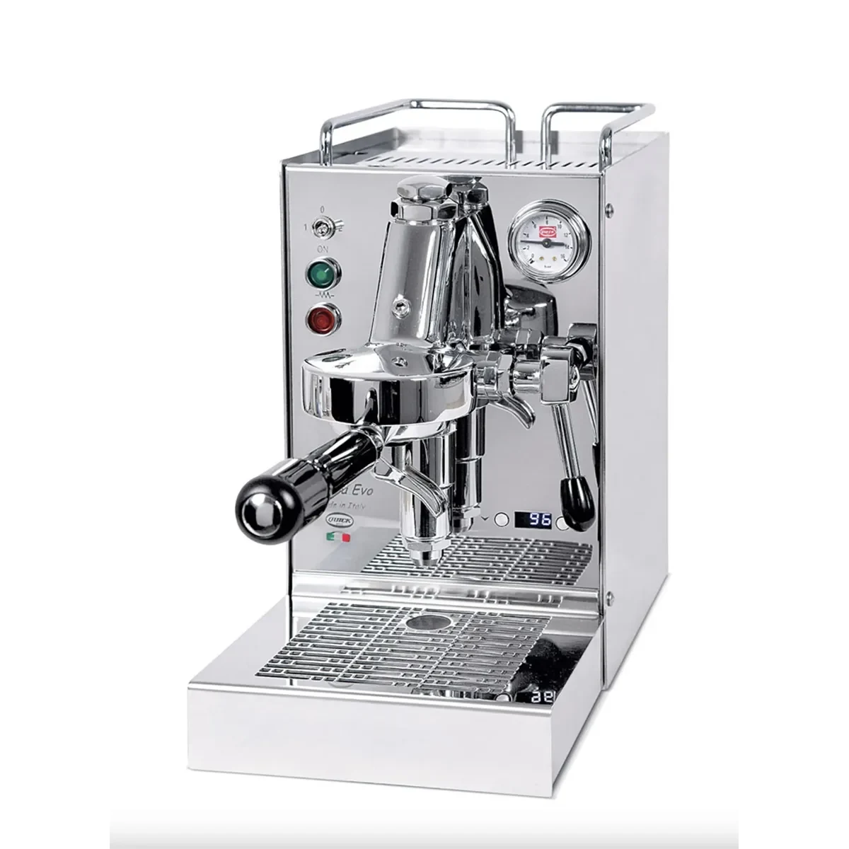 Die Quickmill Carola 0960 PID Espressomaschine von Quickmill hat eine verchromte Oberfläche, Anzeigen, Knöpfe, einen Siebträger und eine E61 Brühgruppe, abgebildet auf einem weißen Hintergrund.
