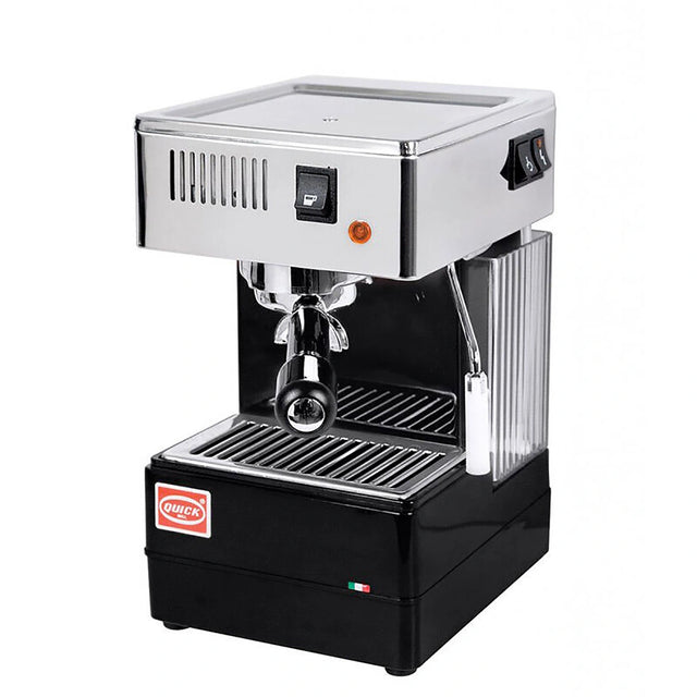 Die Quickmill Stretta Modell 0820 ist eine kompakte Espresso- und Cappuccinomaschine in Edelstahl und Schwarz. Sie verfügt über eine Dampfdüse, eine Abtropfschale, Bedienelemente, das Quickmill-Logo und eine kleine italienische Flagge für authentischen Kaffee nach Barista-Art.