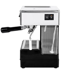 Die Quickmill Quick Mill Stretta Modell 0820 ist eine kompakte silber-schwarze Espressomaschine mit Siebträger, Dampfrohr und sichtbarem Wasserbehälter, die seitlich vor einem weißen Hintergrund abgebildet ist. Inspiriert durch das Originaldesign der Quick Mill Stretta.