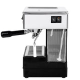 Die Quickmill Quick Mill Stretta Modell 0820 ist eine kompakte silber-schwarze Espressomaschine mit Siebträger, Dampfrohr und sichtbarem Wasserbehälter, die seitlich vor einem weißen Hintergrund abgebildet ist. Inspiriert durch das Originaldesign der Quick Mill Stretta.