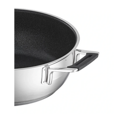 Nahaufnahme der Rösle SILENCE PRO Servierpfanne 24 cm mit ProResist-Antihaftbeschichtung und schwarzem Seitengriff aus Metall, dargestellt auf weißem Hintergrund.