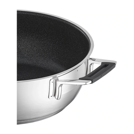 Nahaufnahme der Rösle SILENCE PRO Servierpfanne 24 cm mit ProResist-Antihaftbeschichtung und schwarzem Seitengriff aus Metall, dargestellt auf weißem Hintergrund.