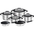 Das Rösle Silence Pro Topfset 6-tlg. von Rösle besteht aus sechs Edelstahltöpfen mit Glasdeckeln und zwei Pfannen mit schwarzen Griffen, die sich stilvoll vor einem weißen Hintergrund präsentieren.