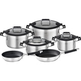 Das Rösle Silence Pro Topfset 6-tlg. von Rösle besteht aus sechs Edelstahltöpfen mit Glasdeckeln und zwei Pfannen mit schwarzen Griffen, die sich stilvoll vor einem weißen Hintergrund präsentieren.
