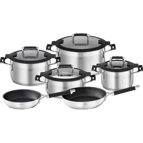 Das Rösle Silence Pro Topfset 6-tlg. von Rösle besteht aus sechs Edelstahltöpfen mit Glasdeckeln und zwei Pfannen mit schwarzen Griffen, die sich stilvoll vor einem weißen Hintergrund präsentieren.