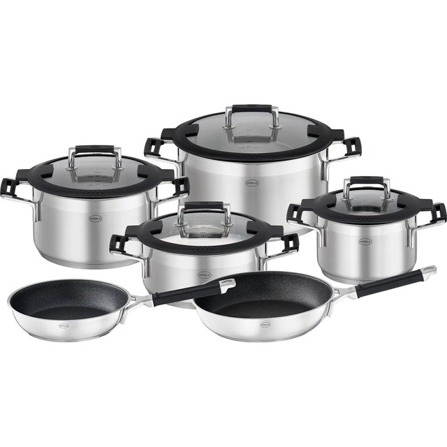 Das Rösle Silence Pro Topfset 6-tlg. von Rösle besteht aus sechs Edelstahltöpfen mit Glasdeckeln und zwei Pfannen mit schwarzen Griffen, die sich stilvoll vor einem weißen Hintergrund präsentieren.
