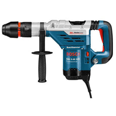 Der Bosch GBH 5-40 DCE Professional Bohrhammer mit SDS-max ist ein leistungsstarker blau-schwarzer Bohrhammer mit seitlichem Griff und Kabel, der für anspruchsvolle Aufgaben konzipiert ist.