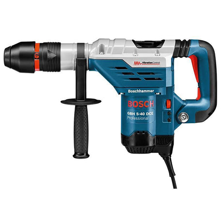 Der Bosch GBH 5-40 DCE Professional Bohrhammer mit SDS-max ist ein leistungsstarker blau-schwarzer Bohrhammer mit seitlichem Griff und Kabel, der für anspruchsvolle Aufgaben konzipiert ist.