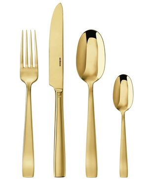 Das Sambonet Flat Besteck 24tlg. - Gold Set von Sambonet besteht aus vier polierten Edelstahl 18/10 Utensilien - Gabel, Messer, Esslöffel und Teelöffel - die nebeneinander in einer PVD-Goldoberfläche präsentiert werden.