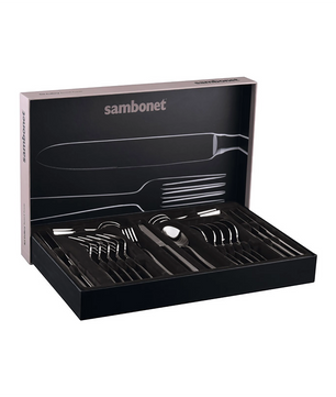 Ein Sambonet Flat Besteck 24tlg. - Goldbesteck auf weißem Hintergrund, bestehend aus Gabeln, Messern und Löffeln aus Edelstahl 18/10 in einem schwarzen Etui mit dem Sambonet-Logo auf dem Deckel.