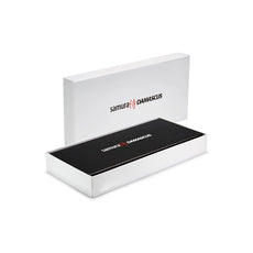 Eine weiße, rechteckige Schachtel mit leicht geöffnetem Deckel gibt den Blick auf ein schwarzes Innenleben frei. Das Samura-Logo in Schwarz und Rot ziert den Deckel und die Innenseite - ideal, um Ihr Samura DAMASKUS 3er-Messer Set - schwarz zu präsentieren.