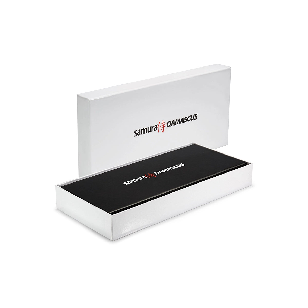 Eine weiße, rechteckige Schachtel mit leicht geöffnetem Deckel gibt den Blick auf ein schwarzes Innenleben frei. Das Samura-Logo in Schwarz und Rot ziert den Deckel und die Innenseite - ideal, um Ihr Samura DAMASKUS 3er-Messer Set - schwarz zu präsentieren.