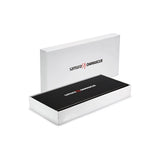 Eine weiße, rechteckige Schachtel mit leicht geöffnetem Deckel gibt den Blick auf ein schwarzes Innenleben frei. Das Samura-Logo in Schwarz und Rot ziert den Deckel und die Innenseite - ideal, um Ihr Samura DAMASKUS 3er-Messer Set - schwarz zu präsentieren.