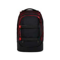 Der Satch Pack Schulranzen - Fire Phantom von Satch ist ein schwarzer Rucksack mit roten Akzenten, zwei horizontalen Riemen auf der Vorderseite und einem 30-Liter-Laptopfach - ideal für die Schule oder den täglichen Gebrauch.