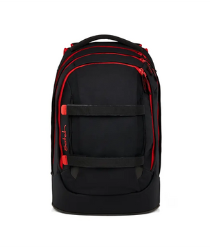 Der Satch Pack Schulranzen - Fire Phantom von Satch ist ein schwarzer Rucksack mit roten Akzenten, zwei horizontalen Riemen auf der Vorderseite und einem 30-Liter-Laptopfach - ideal für die Schule oder den täglichen Gebrauch.