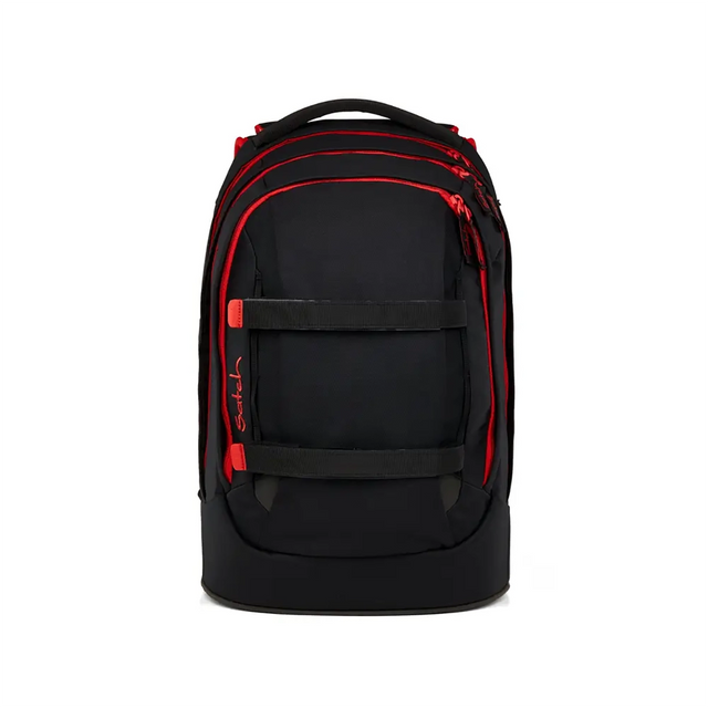 Der Satch Pack Schulranzen - Fire Phantom von Satch ist ein schwarzer Rucksack mit roten Akzenten, zwei horizontalen Riemen auf der Vorderseite und einem 30-Liter-Laptopfach - ideal für die Schule oder den täglichen Gebrauch.