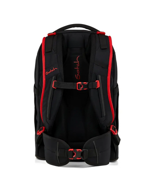 Der Satch Pack Schulranzen - Fire Phantom von Satch ist ein stylischer, schwarz-roter, ergonomischer Rucksack mit einem 30-Liter-Laptopfach, ideal für Schüler, die Komfort und Funktionalität wünschen.