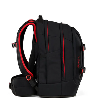 Der Satch Pack Schulranzen - Fire Phantom von Satch hat rote Akzente, gepolsterte Gurte für ergonomischen Komfort und ein geräumiges 30L Laptopfach. Abgebildet von der Seite vor einem weißen Hintergrund.
