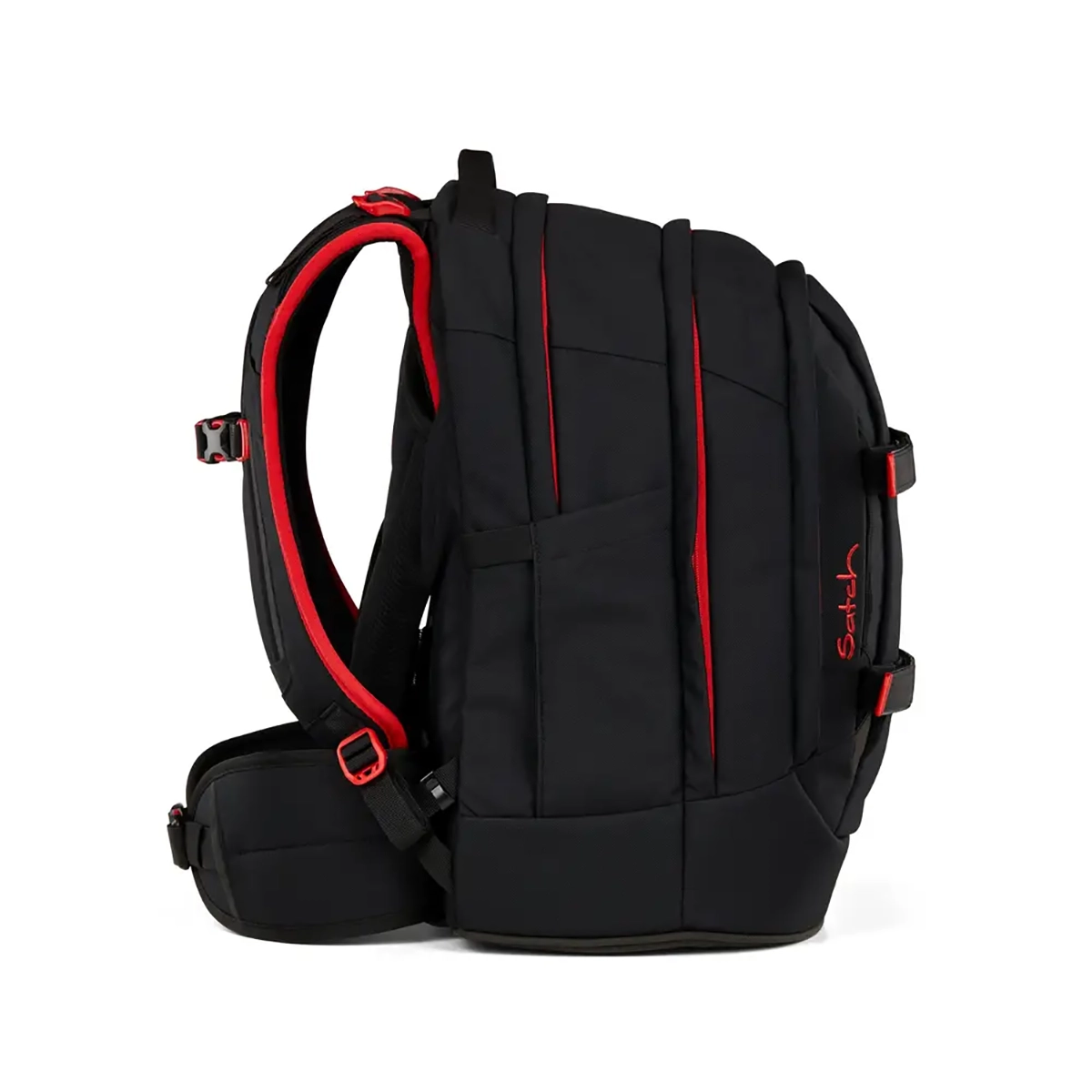 Der Satch Pack Schulranzen - Fire Phantom von Satch hat rote Akzente, gepolsterte Gurte für ergonomischen Komfort und ein geräumiges 30L Laptopfach. Abgebildet von der Seite vor einem weißen Hintergrund.