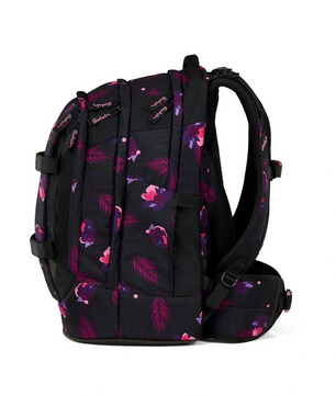 Der Satch Pack Schulranzen - Mystic Nights von Satch zeigt rosa und lila Blumen- und Blattmuster auf Schwarz, von der Seite gesehen. Hergestellt aus recycelten PET-Flaschen für eine nachhaltige Wahl.