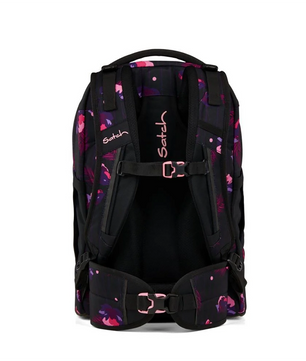 Der Satch Pack Schulranzen - Mystic Nights von Satch überzeugt mit schwarz-pink-violettem Muster, gepolsterten Trägern, ergonomischem Design und besteht aus recycelten PET-Flaschen - ideal für umweltbewusste Schüler.