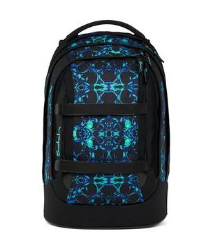 Der Satch Pack Schulrucksack - Caleido Blue von Satch hat ein blaues und blaugrünes abstraktes Muster, Riemen an der Vorderseite und einen Griff an der Oberseite. Dieser ergonomische Schulrucksack kombiniert Komfort und Stil für den täglichen Gebrauch.