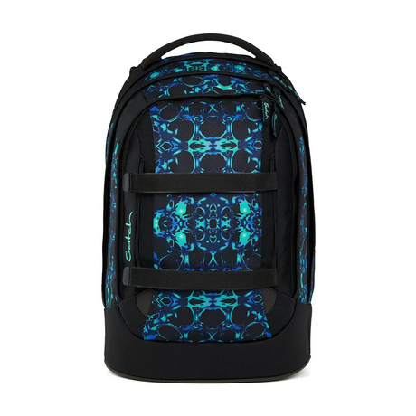 Der Satch Pack Schulrucksack - Caleido Blue von Satch hat ein blaues und blaugrünes abstraktes Muster, Riemen an der Vorderseite und einen Griff an der Oberseite. Dieser ergonomische Schulrucksack kombiniert Komfort und Stil für den täglichen Gebrauch.