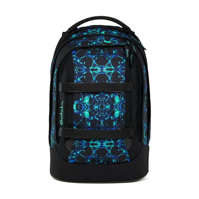 Der Satch Pack Schulrucksack - Caleido Blue von Satch hat ein blaues und blaugrünes abstraktes Muster, Riemen an der Vorderseite und einen Griff an der Oberseite. Dieser ergonomische Schulrucksack kombiniert Komfort und Stil für den täglichen Gebrauch.