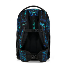 Rückansicht des Satch Pack Schulrucksack - Caleido Blue von Satch, mit einem schwarz-blauen Muster, gepolsterten Gurten, Schnallen und einem ergonomischen Schulrucksack-Design für bequemes Tragen.