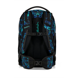 Rückansicht des Satch Pack Schulrucksack - Caleido Blue von Satch, mit einem schwarz-blauen Muster, gepolsterten Gurten, Schnallen und einem ergonomischen Schulrucksack-Design für bequemes Tragen.