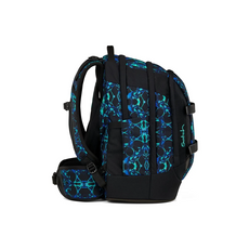 Seitenansicht des Satch Pack Schulrucksack - Caleido Blue von Satch, mit blau-schwarzem Muster, gepolsterten Trägern, ergonomischem Schulrucksack-Design und auffälligem Satch-Branding.