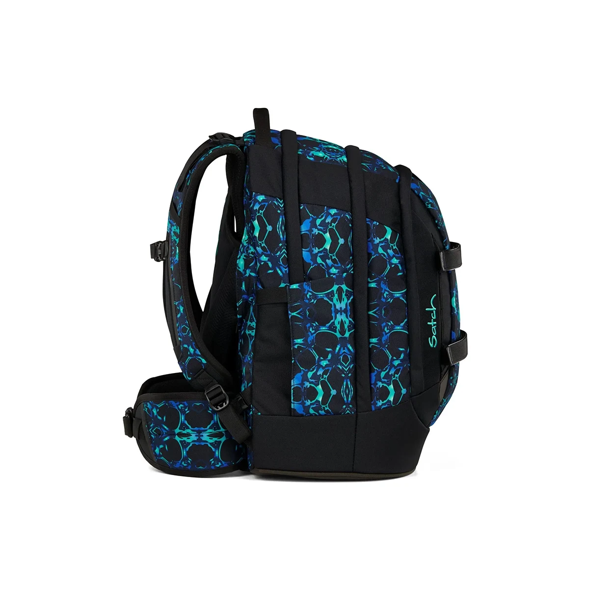 Seitenansicht des Satch Pack Schulrucksack - Caleido Blue von Satch, mit blau-schwarzem Muster, gepolsterten Trägern, ergonomischem Schulrucksack-Design und auffälligem Satch-Branding.