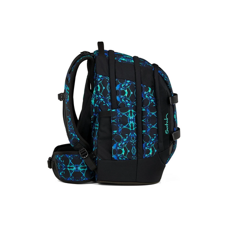 Seitenansicht des Satch Pack Schulrucksack - Caleido Blue von Satch, mit blau-schwarzem Muster, gepolsterten Trägern, ergonomischem Schulrucksack-Design und auffälligem Satch-Branding.